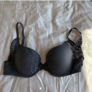 Victoria's Secret 32D lightly lined bra